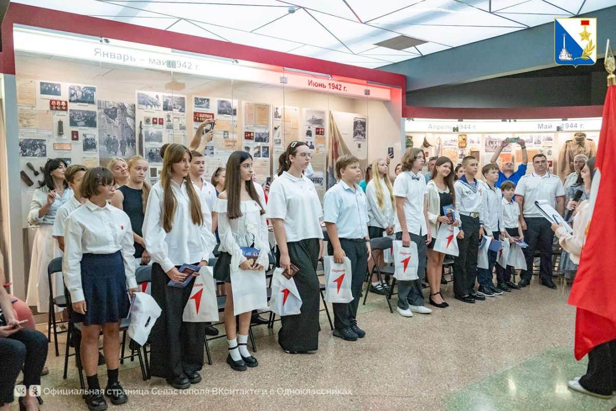 19 севастопольских школьников получили первые паспорта на Сапун-горе 19 севастопольских школьников получили первые паспорта на Сапун-горе