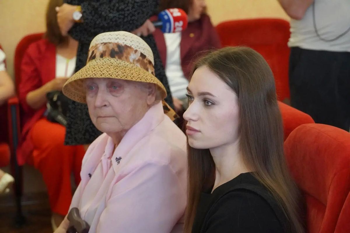 В Керчи семеро детейсирот получили ключи от квартир В Керчи семеро детейсирот получили ключи от квартир