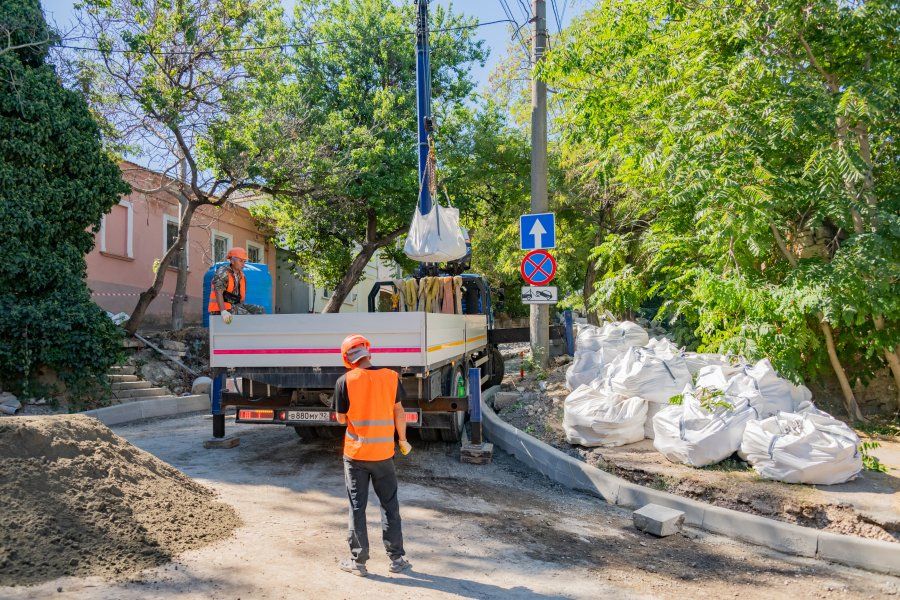 На улице Демидова начали укладывать историческую брусчатку На улице Демидова начали укладывать историческую брусчатку
