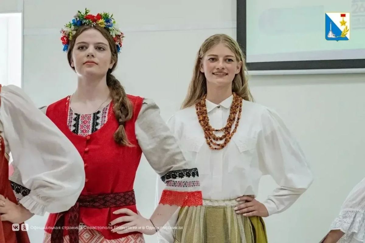 На конкурсе «ЭтноКраса» студентки представили традиции народов России На конкурсе «ЭтноКраса» студентки представили традиции народов России
