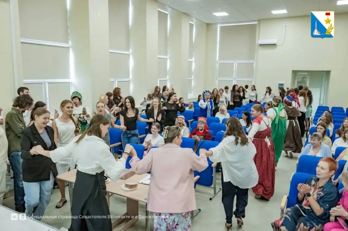 На конкурсе «ЭтноКраса» студентки представили традиции народов России На конкурсе «ЭтноКраса» студентки представили традиции народов России