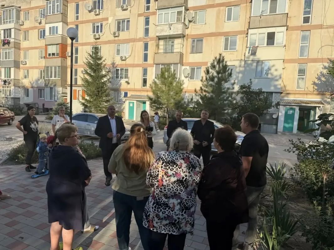 Продолжаем выезжать на места и встречаться с жителями многоквартирных домов, чтобы вместе обсуждать вопросы, которые требуют внимания и решения Продолжаем выезжать на места и встречаться с жителями многоквартирных домов, чтобы вместе обсуждать вопросы, которые требуют внимания и решения