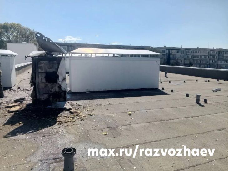 В Севастополе после отражения беспилотной атаки загорелась крыша детского сада