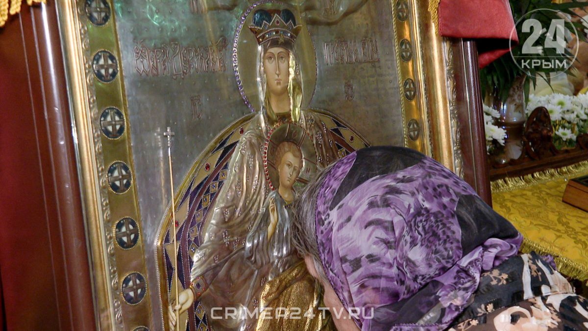 Участников крестного хода встретили в соборе Александра Невского в Ялте