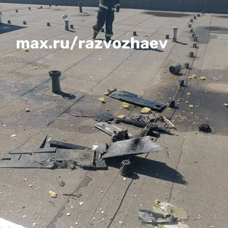 Повреждённая крыша детского сада в Севастополе, по которому ударили ВСУ Повреждённая крыша детского сада в Севастополе, по которому ударили ВСУ