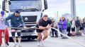 «Перед подходом стараюсь разозлиться»: крымский богатырь сдвинул 16,8-тонный грузовик и побил рекорд России
