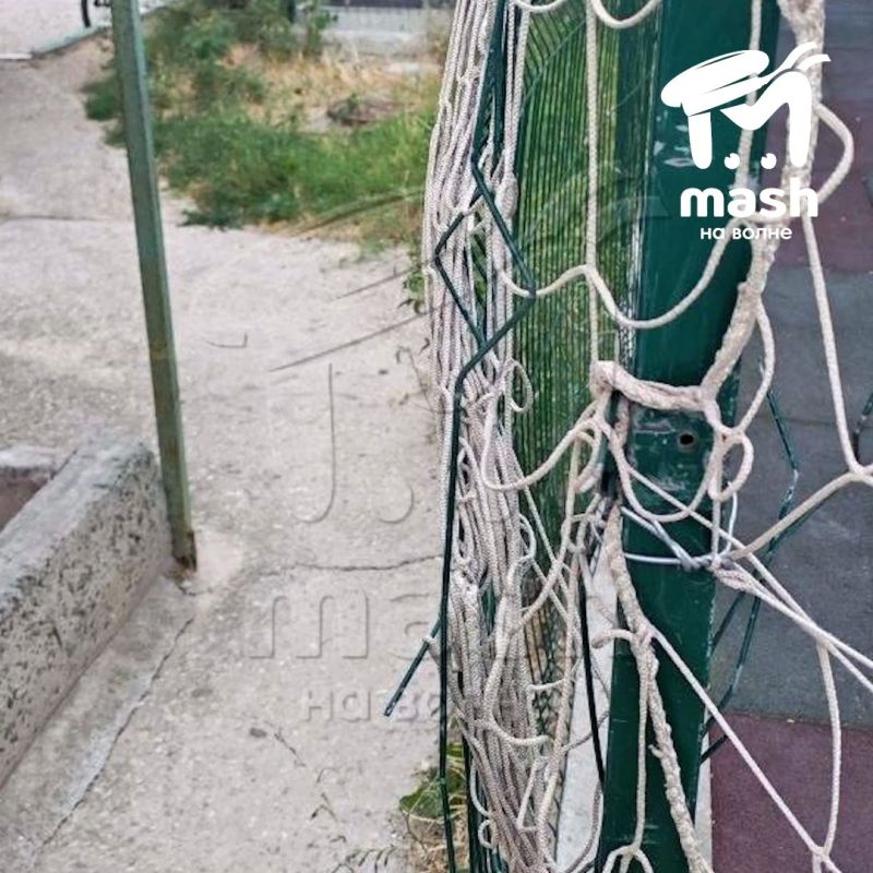 Шестилетний ребёнок распорол руку о металлический прут, торчащий на детской площадке в Симферополе Шестилетний ребёнок распорол руку о металлический прут, торчащий на детской площадке в Симферополе