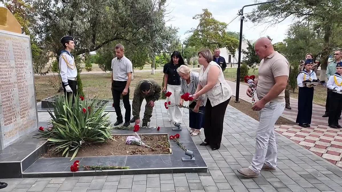 В пгт Азовское открыли осенний этап патриотического проекта «Вахта Памяти поколений – «Пост № 1»