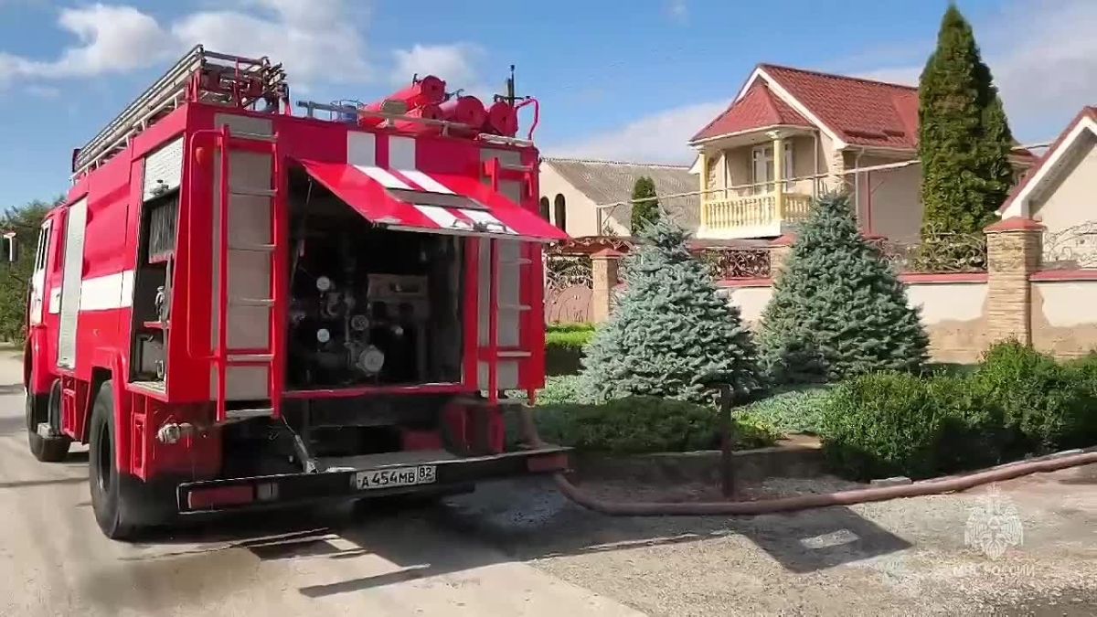 Полыхающий гараж потушили под Симферополем на 30 "квадратах"