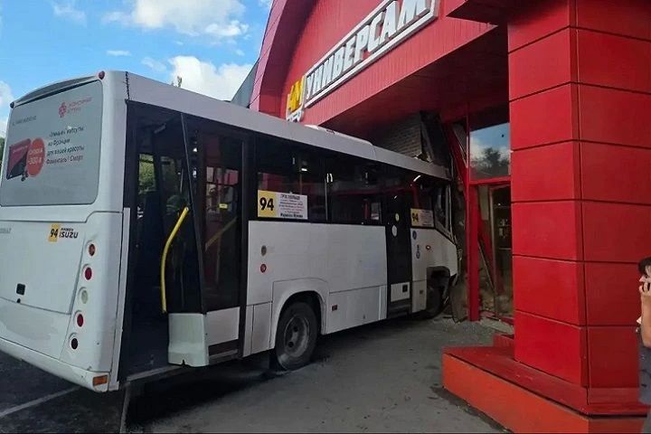 Стало плохо за рулем: в Симферополе автобус въехал в супермаркет