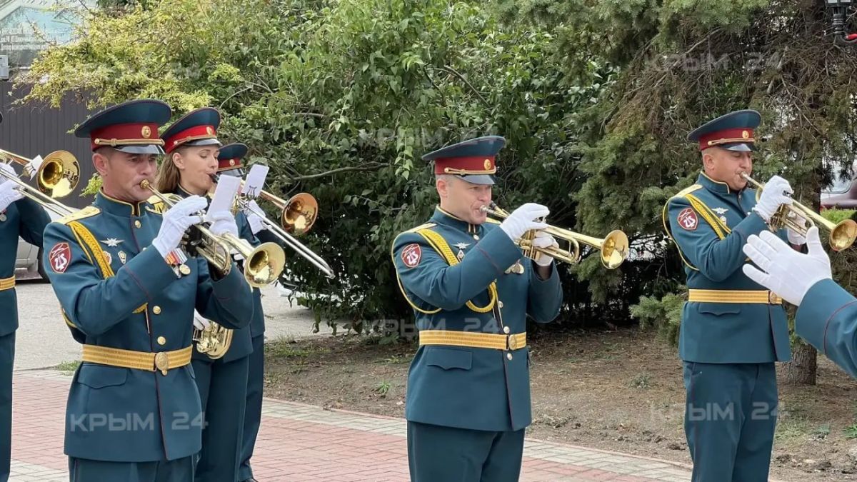 53-ю годовщину присвоения звания «город-герой» и 52-ю годовщину вручения высших наград СССР отметили в Керчи