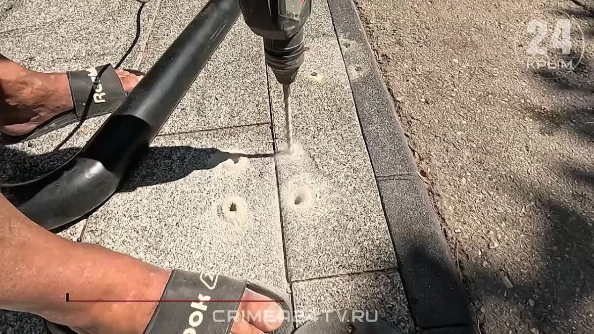 Крылатые качели: в Симеизском парке установили подвесные скамейки