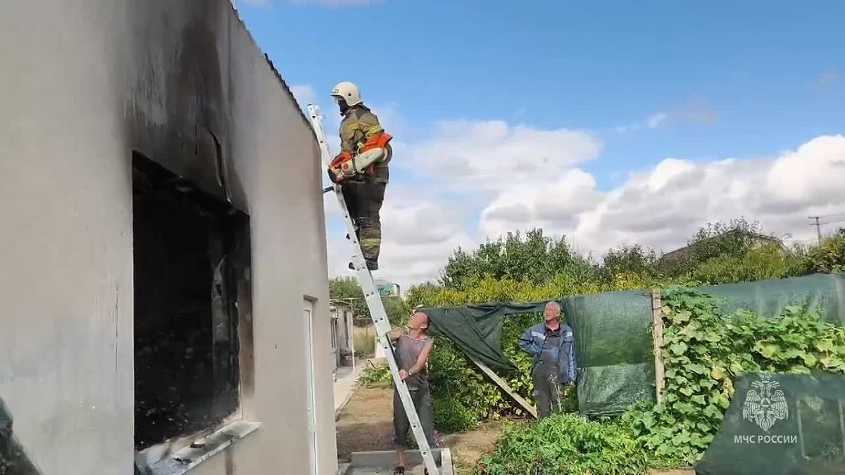 Огнеборцы МЧС России ликвидировали возгорание гаража на площади 30 кв.м. в пгт. Гвардейское Симферопольского района