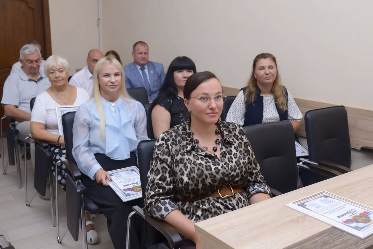 Сегодня вручили благодарности тем, кто содействовал проведению голосования по программе «Формирование комфортной городской среды» в своих трудовых коллективах Сегодня вручили благодарности тем, кто содействовал проведению голосования по программе «Формирование комфортной городской среды» в своих трудовых коллективах