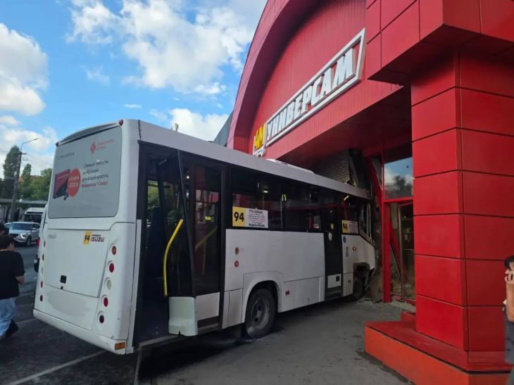 В Симферополе автобус врезался в двери торгового центра
