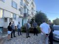 Провел встречу с жителями многоквартирного дома в поселке Нижнегорский