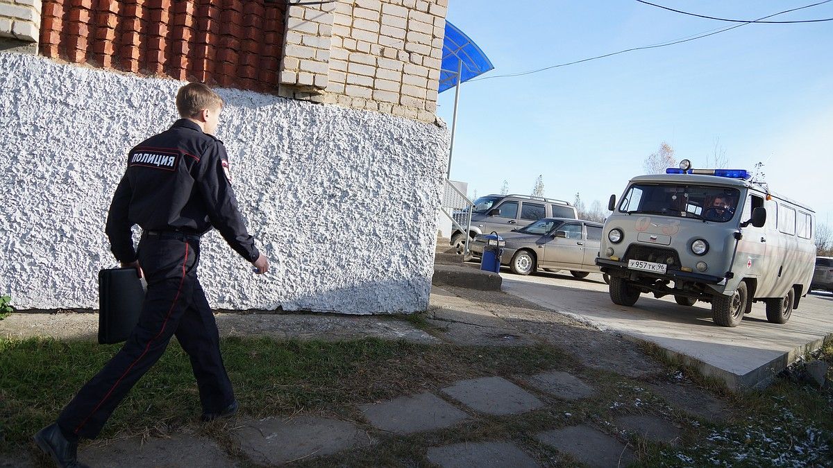 Жительница Кубани напала с шампуром на полицейского: ее посадили на два года