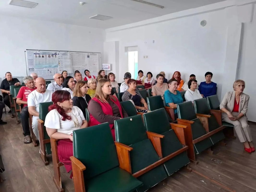 Председатель Советского районного совета Виктория Грицай совместно с главой администрации Советского района Александром Харламовым провели встречи с коллективами образовательных учреждений и организаций культуры района Председатель Советского районного совета Виктория Грицай совместно с главой администрации Советского района Александром Харламовым провели встречи с коллективами образовательных учреждений и организаций культуры района