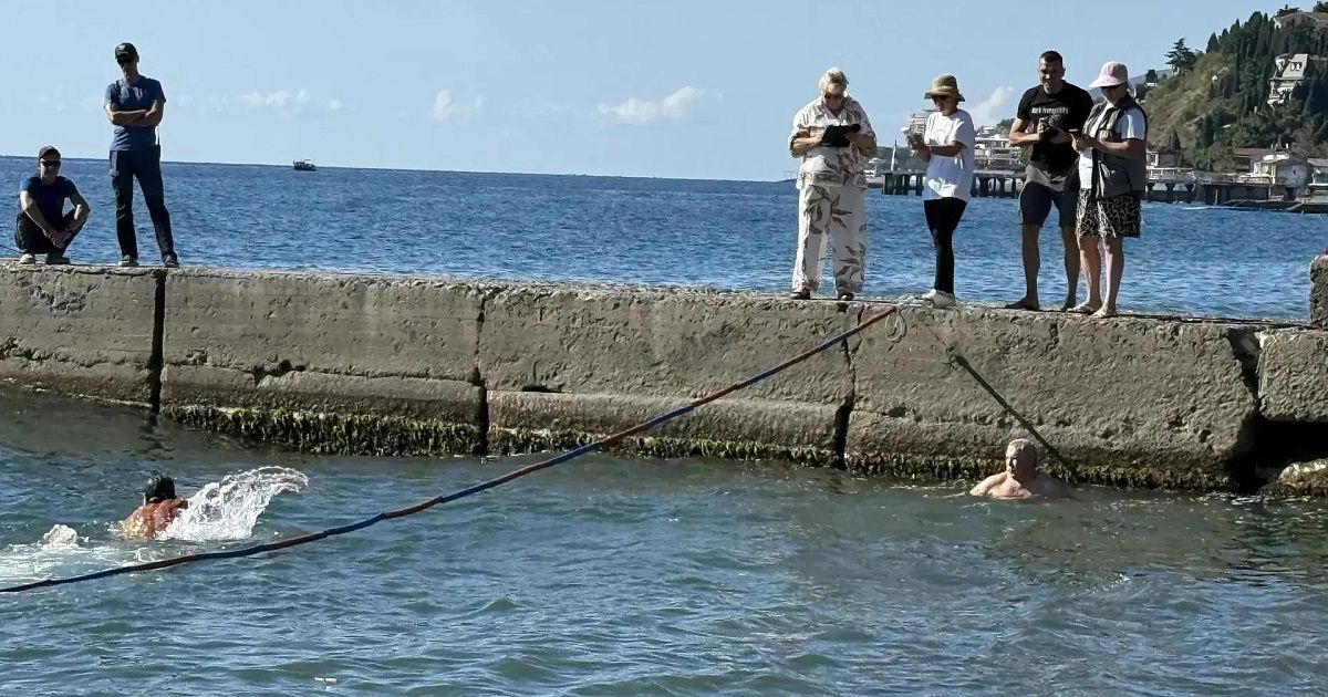 Алуштинские пенсионеры устроили заплыв и попали в зачёт ГТО