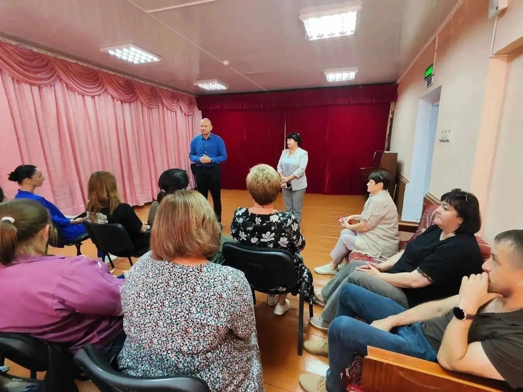 Председатель Советского районного совета Виктория Грицай совместно с главой администрации Советского района Александром Харламовым провели встречи с коллективами образовательных учреждений и организаций культуры района Председатель Советского районного совета Виктория Грицай совместно с главой администрации Советского района Александром Харламовым провели встречи с коллективами образовательных учреждений и организаций культуры района