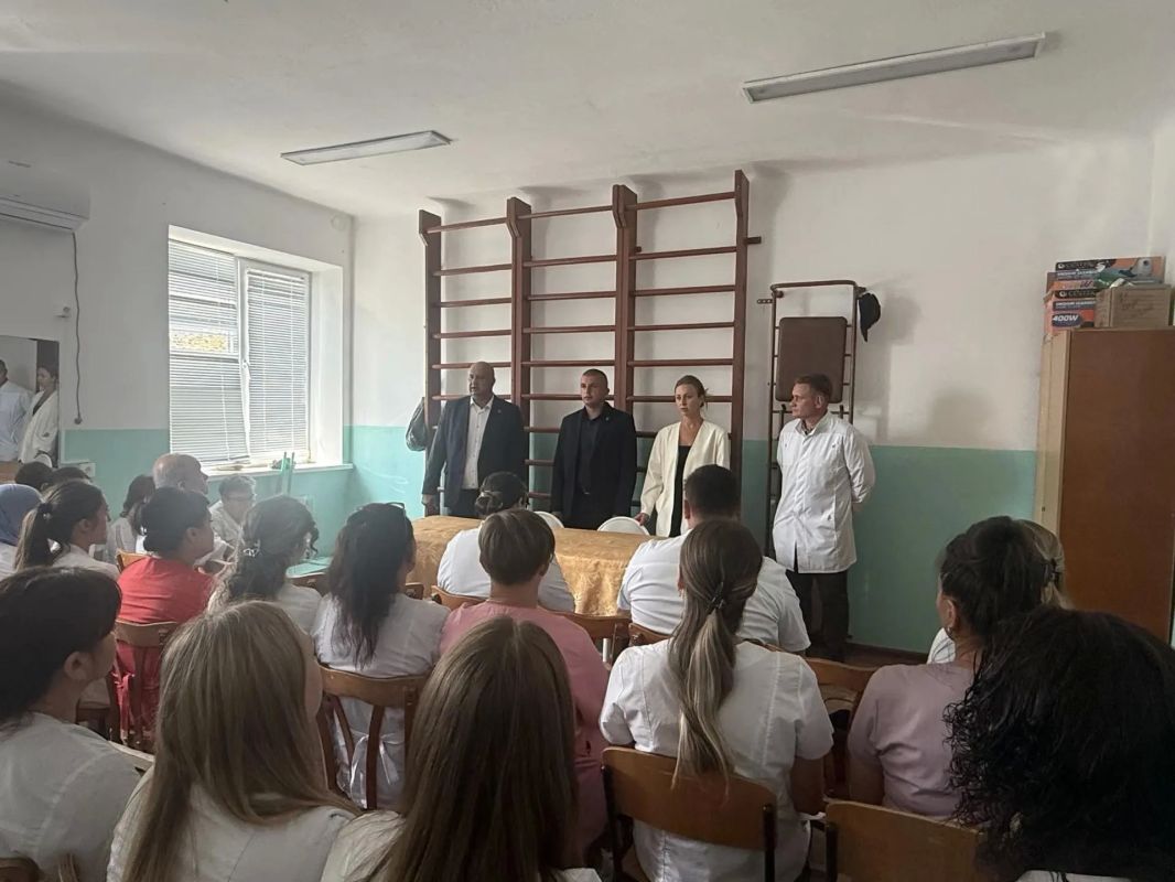 Провел рабочие встречи с коллективами больницы и поликлиники, сотрудниками РЭС Провел рабочие встречи с коллективами больницы и поликлиники, сотрудниками РЭС