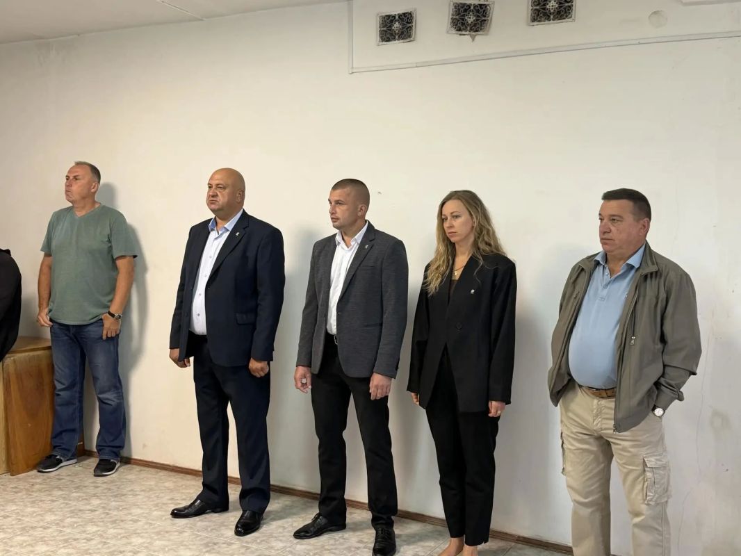 Провел рабочие встречи с коллективами больницы и поликлиники, сотрудниками РЭС Провел рабочие встречи с коллективами больницы и поликлиники, сотрудниками РЭС