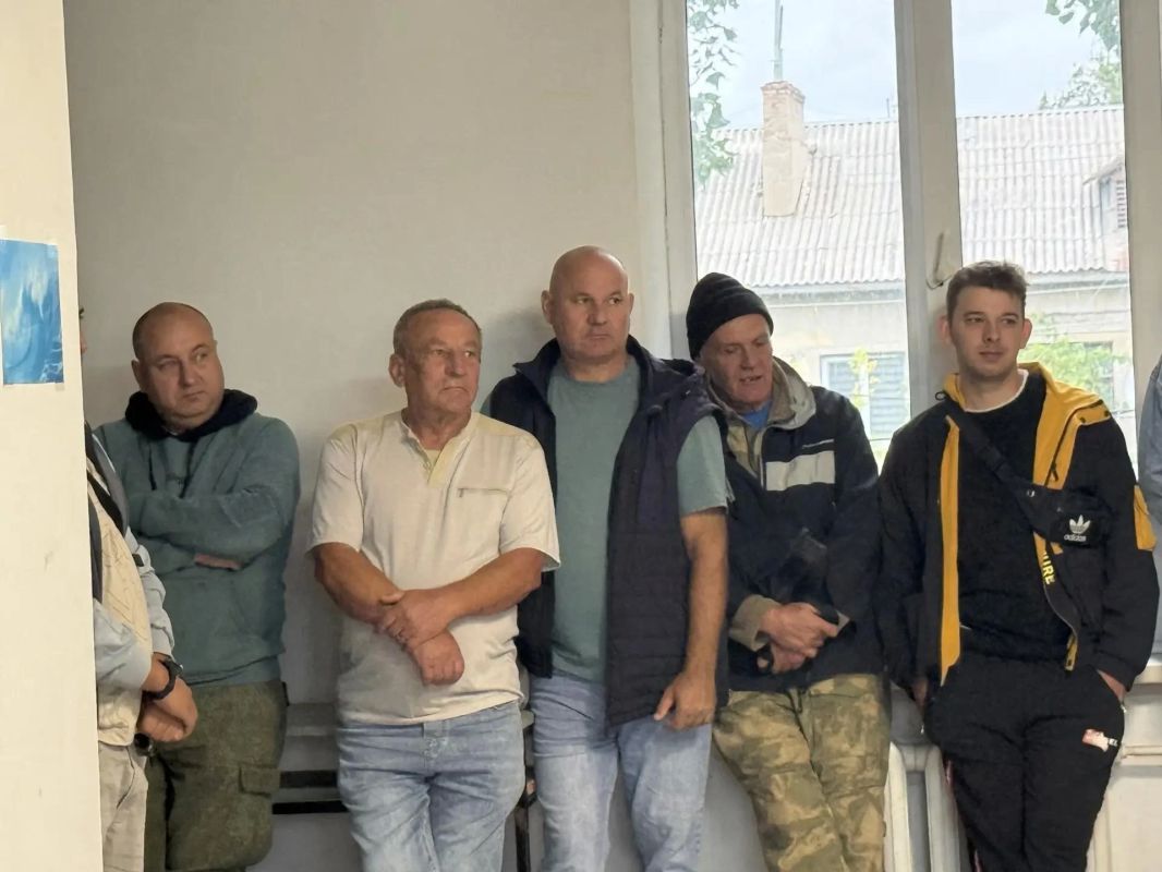 Провел рабочие встречи с коллективами больницы и поликлиники, сотрудниками РЭС Провел рабочие встречи с коллективами больницы и поликлиники, сотрудниками РЭС