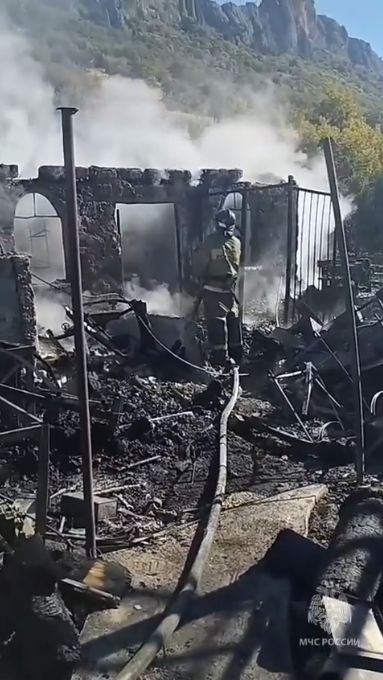 Под Судаком из-за неисправной электросети загорелась хозпостройка