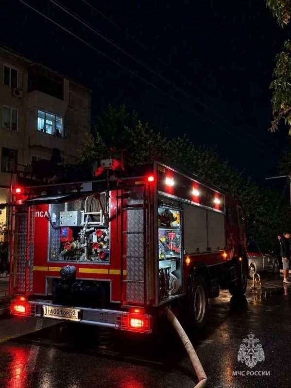 На пожаре в Севастополе спасли 12 человек, еще 20 эвакуировали На пожаре в Севастополе спасли 12 человек, еще 20 эвакуировали