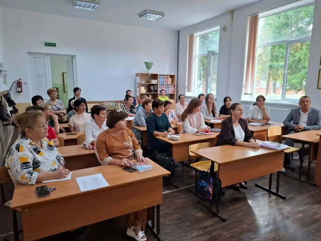 Председатель Советского районного совета Виктория Грицай совместно с главой администрации Советского района Александром Харламовым провели встречи с коллективами образовательных учреждений и организаций культуры района Председатель Советского районного совета Виктория Грицай совместно с главой администрации Советского района Александром Харламовым провели встречи с коллективами образовательных учреждений и организаций культуры района