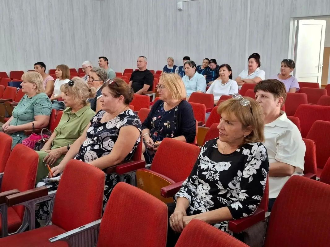Председатель Советского районного совета Виктория Грицай совместно с главой администрации Советского района Александром Харламовым провели встречи с коллективами образовательных учреждений и организаций культуры района Председатель Советского районного совета Виктория Грицай совместно с главой администрации Советского района Александром Харламовым провели встречи с коллективами образовательных учреждений и организаций культуры района
