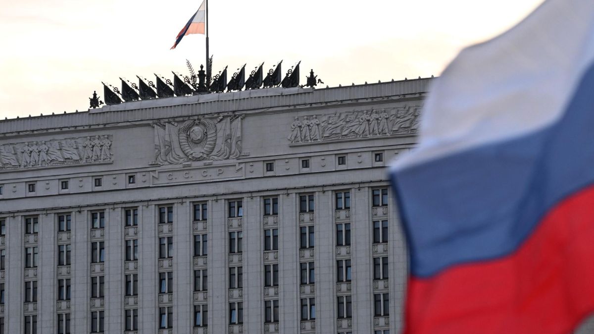 Белоусов наградил командира корвета "Сообразительный"