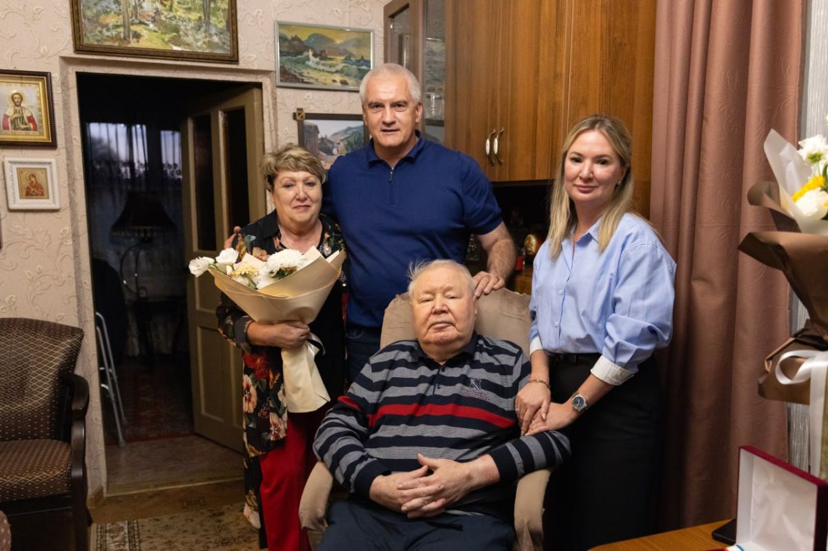 Аксёнов вручил Форманчуку знак «Почётного гражданина Республики Крым» в его 80-летие