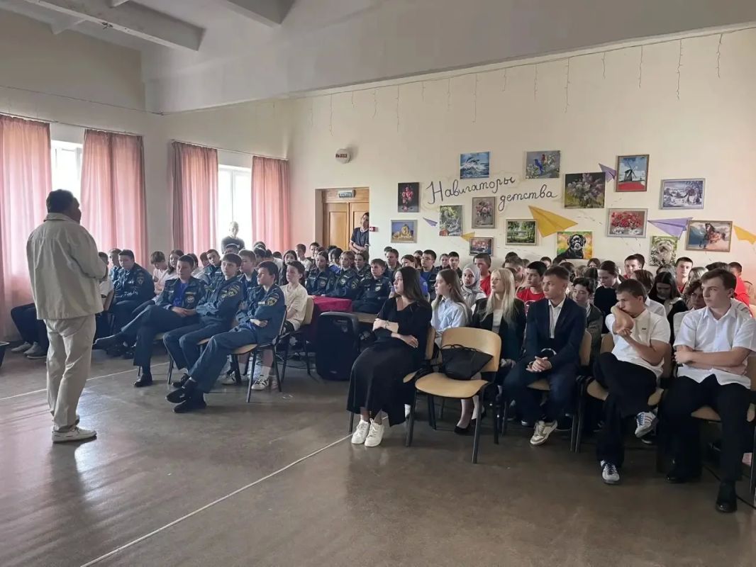 В рамках профилактической работы по сохранению здоровья подрастающего поколения главный специалист департамента образования администрации Симферопольского района Старостина Н.В., совместно с врачом-наркологом ГБУЗ РК... В рамках профилактической работы по сохранению здоровья подрастающего поколения главный специалист департамента образования администрации Симферопольского района Старостина Н.В., совместно с врачом-наркологом ГБУЗ РК...