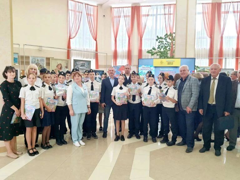 Сегодня в Мраморном зале состоялась презентация книги "Волшебные приключения в Массандровском дворце", над изданием которой работал коллектив авторов Алупкинского дворцовопаркового музеязаповедника и книготоргового дома... Сегодня в Мраморном зале состоялась презентация книги "Волшебные приключения в Массандровском дворце", над изданием которой работал коллектив авторов Алупкинского дворцовопаркового музеязаповедника и книготоргового дома...