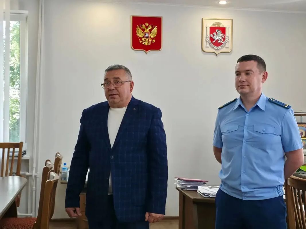 Жилье для детей-сирот. Глава администрации Черноморского района Андрей Шатыренко вместе с прокурором района Константином Банниковым вручили ключи от благоустроенного жилья детям-сиротам Сегодня в Черноморском районе... Жилье для детей-сирот. Глава администрации Черноморского района Андрей Шатыренко вместе с прокурором района Константином Банниковым вручили ключи от благоустроенного жилья детям-сиротам Сегодня в Черноморском районе...