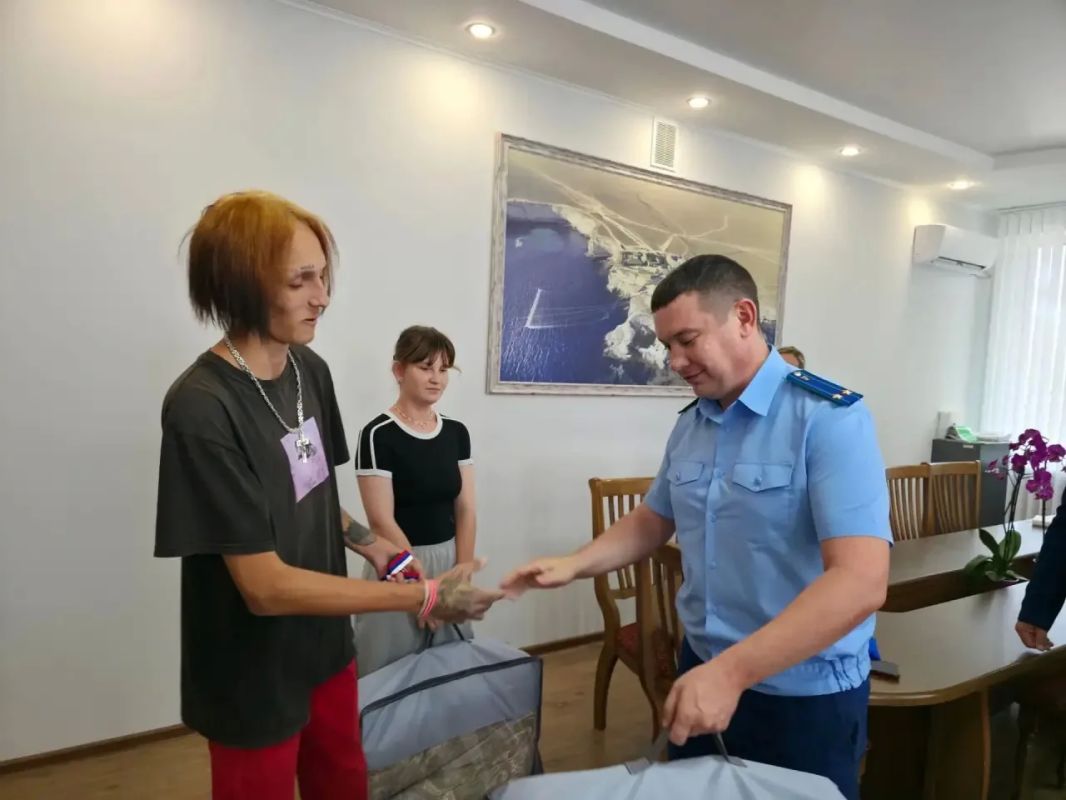 Жилье для детей-сирот. Глава администрации Черноморского района Андрей Шатыренко вместе с прокурором района Константином Банниковым вручили ключи от благоустроенного жилья детям-сиротам Сегодня в Черноморском районе... Жилье для детей-сирот. Глава администрации Черноморского района Андрей Шатыренко вместе с прокурором района Константином Банниковым вручили ключи от благоустроенного жилья детям-сиротам Сегодня в Черноморском районе...