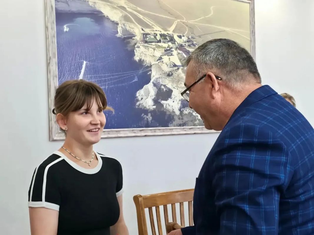 Жилье для детей-сирот. Глава администрации Черноморского района Андрей Шатыренко вместе с прокурором района Константином Банниковым вручили ключи от благоустроенного жилья детям-сиротам Сегодня в Черноморском районе... Жилье для детей-сирот. Глава администрации Черноморского района Андрей Шатыренко вместе с прокурором района Константином Банниковым вручили ключи от благоустроенного жилья детям-сиротам Сегодня в Черноморском районе...