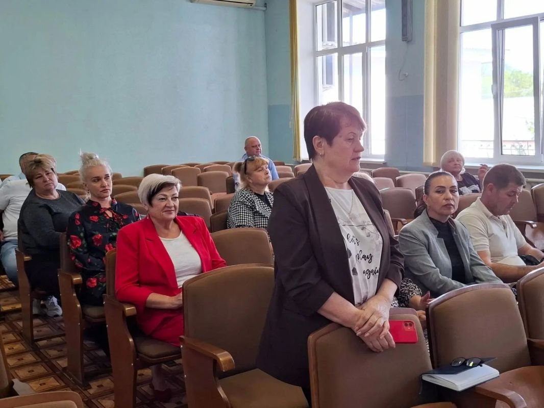 Сегодня глава администрации Советского района Александр Харламов провёл аппаратное совещание по ключевым социальным вопросам с участием председателя Советского районного совета Виктории Грицай Сегодня глава администрации Советского района Александр Харламов провёл аппаратное совещание по ключевым социальным вопросам с участием председателя Советского районного совета Виктории Грицай