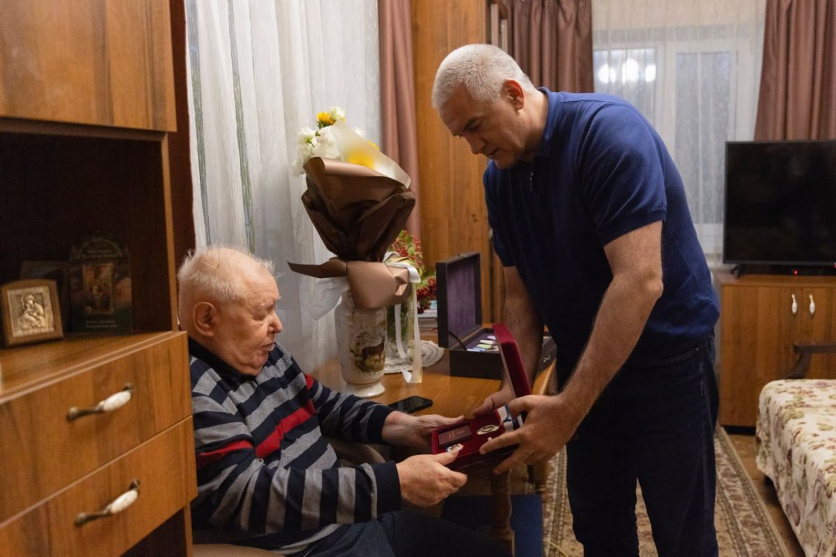 Аксёнов вручил Форманчуку знак «Почётного гражданина Республики Крым» в его 80-летие Аксёнов вручил Форманчуку знак «Почётного гражданина Республики Крым» в его 80-летие