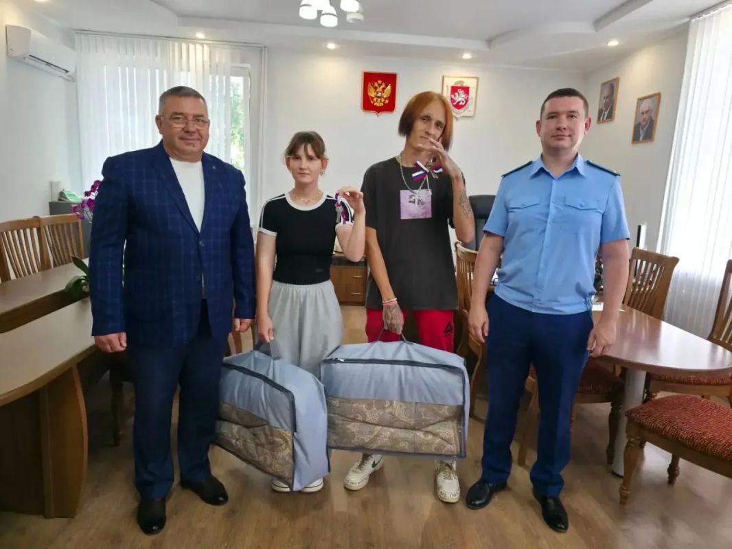 Жилье для детей-сирот. Глава администрации Черноморского района Андрей Шатыренко вместе с прокурором района Константином Банниковым вручили ключи от благоустроенного жилья детям-сиротам Сегодня в Черноморском районе... Жилье для детей-сирот. Глава администрации Черноморского района Андрей Шатыренко вместе с прокурором района Константином Банниковым вручили ключи от благоустроенного жилья детям-сиротам Сегодня в Черноморском районе...