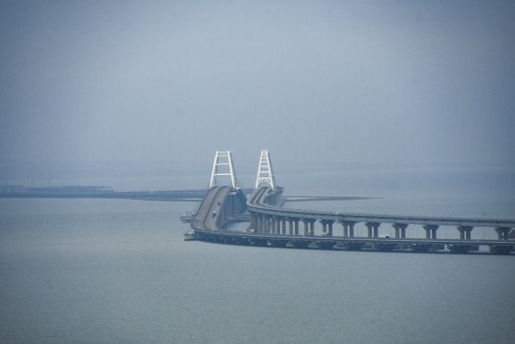 130 авто стоят в очереди перед Крымским мостом
