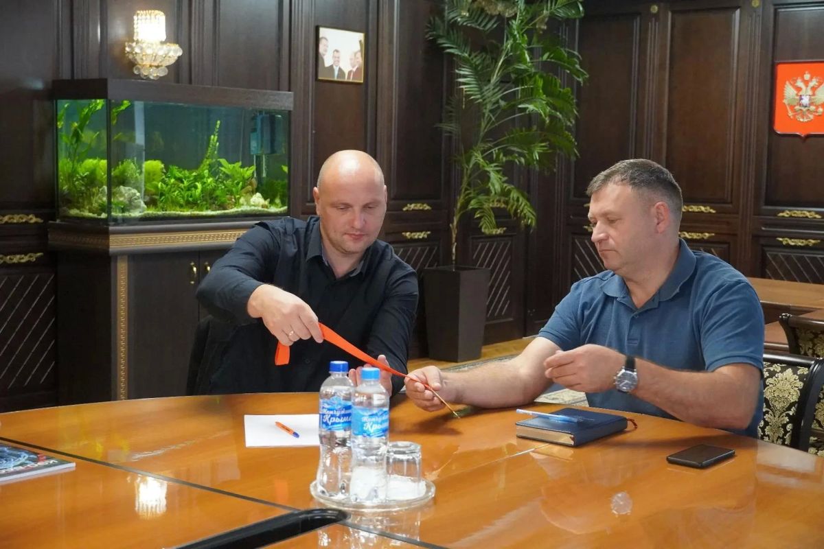 И. о. главы администрации Керчи Игорь Крутьков провел рабочую встречу с директором спортивной школы №4 Назаром Туленко И. о. главы администрации Керчи Игорь Крутьков провел рабочую встречу с директором спортивной школы №4 Назаром Туленко
