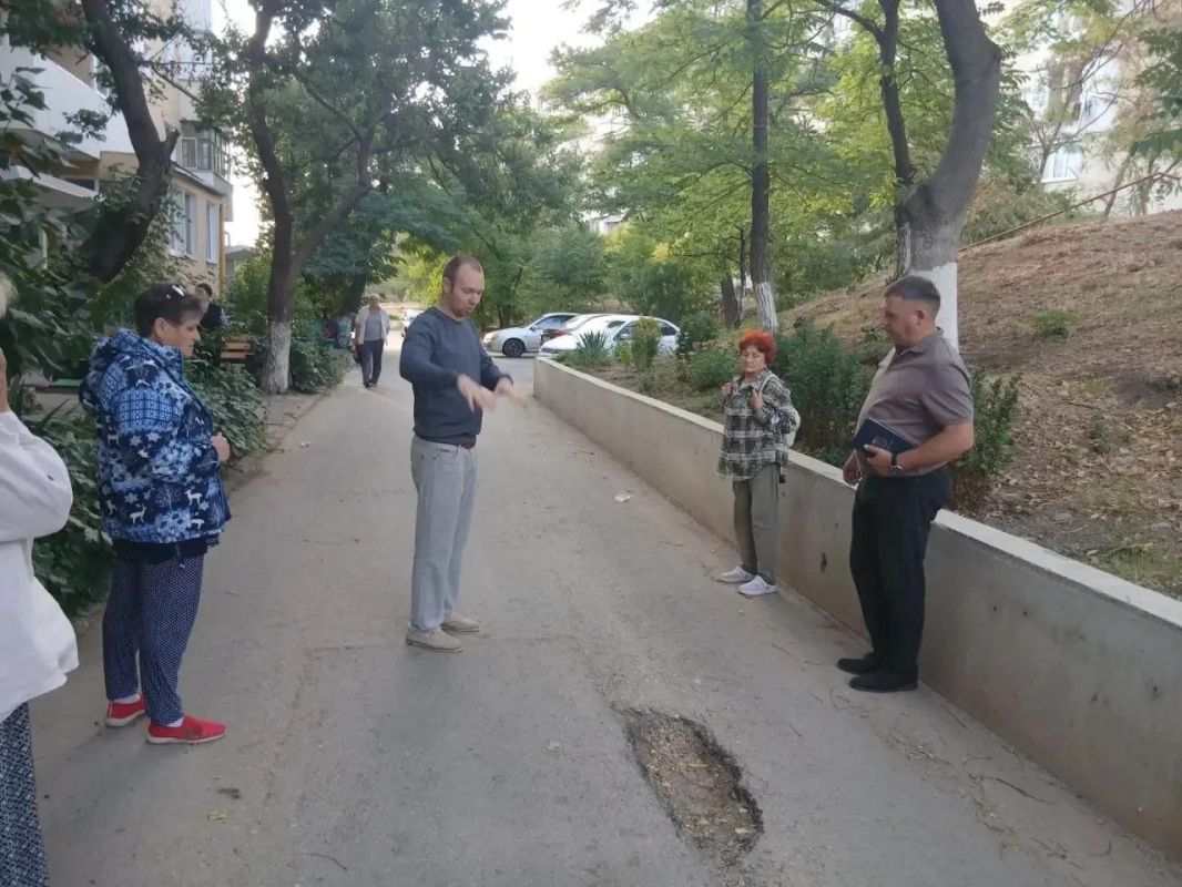 Игорь Крутьков обсудил вопросы благоустройства с жителями ул. О.Кошевого, 20 Игорь Крутьков обсудил вопросы благоустройства с жителями ул. О.Кошевого, 20