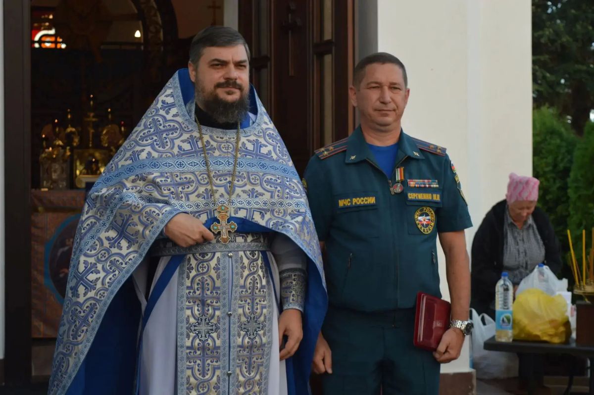 Перед образом Богородицы. Икона Божией Матери «Неопалимая Купина» является заступницей пожарных с давних времен Перед образом Богородицы. Икона Божией Матери «Неопалимая Купина» является заступницей пожарных с давних времен