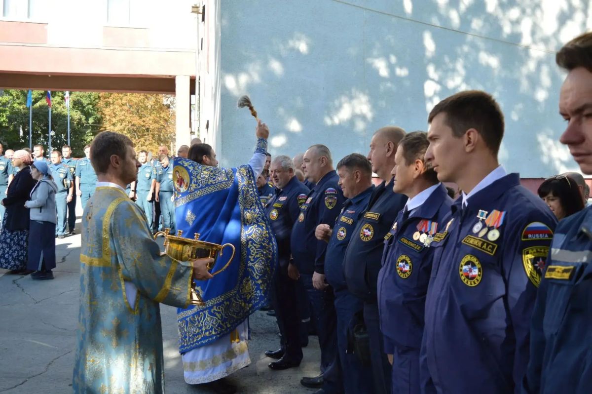Перед образом Богородицы. Икона Божией Матери «Неопалимая Купина» является заступницей пожарных с давних времен Перед образом Богородицы. Икона Божией Матери «Неопалимая Купина» является заступницей пожарных с давних времен