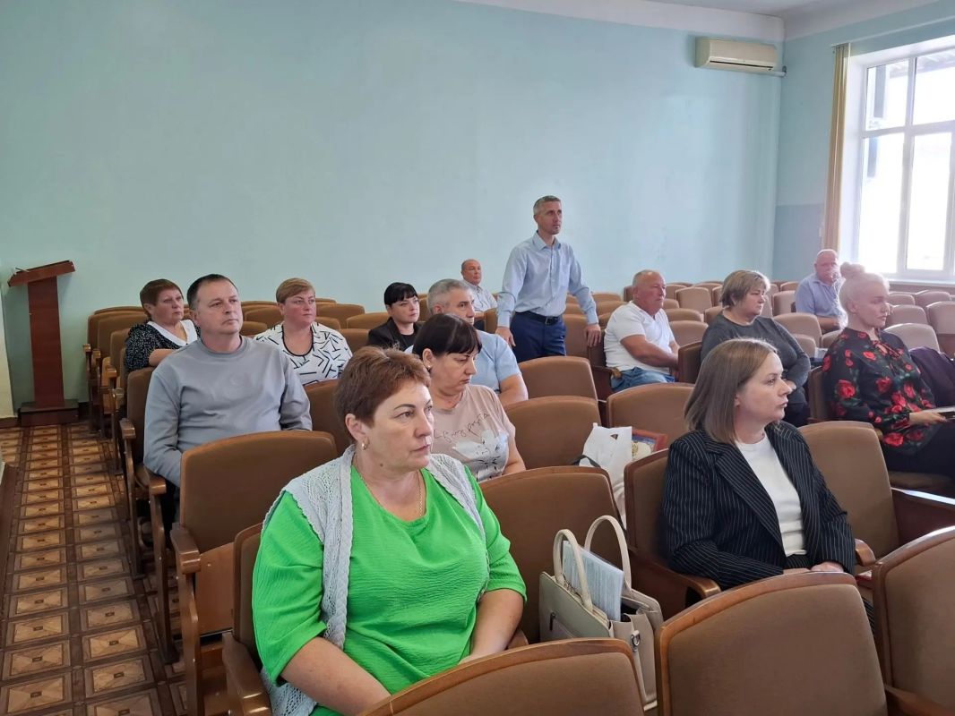Александр Харламов провёл аппаратное совещание Александр Харламов провёл аппаратное совещание