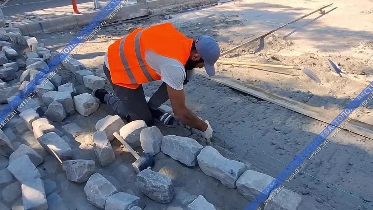 На улице Шмидта начали укладывать историческую брусчатку