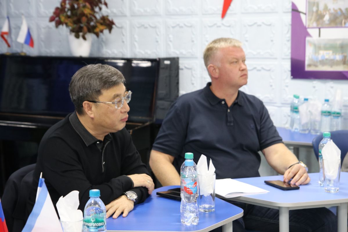 С жителями Приморского обсудили будущее благоустройство сквера «Крылья»