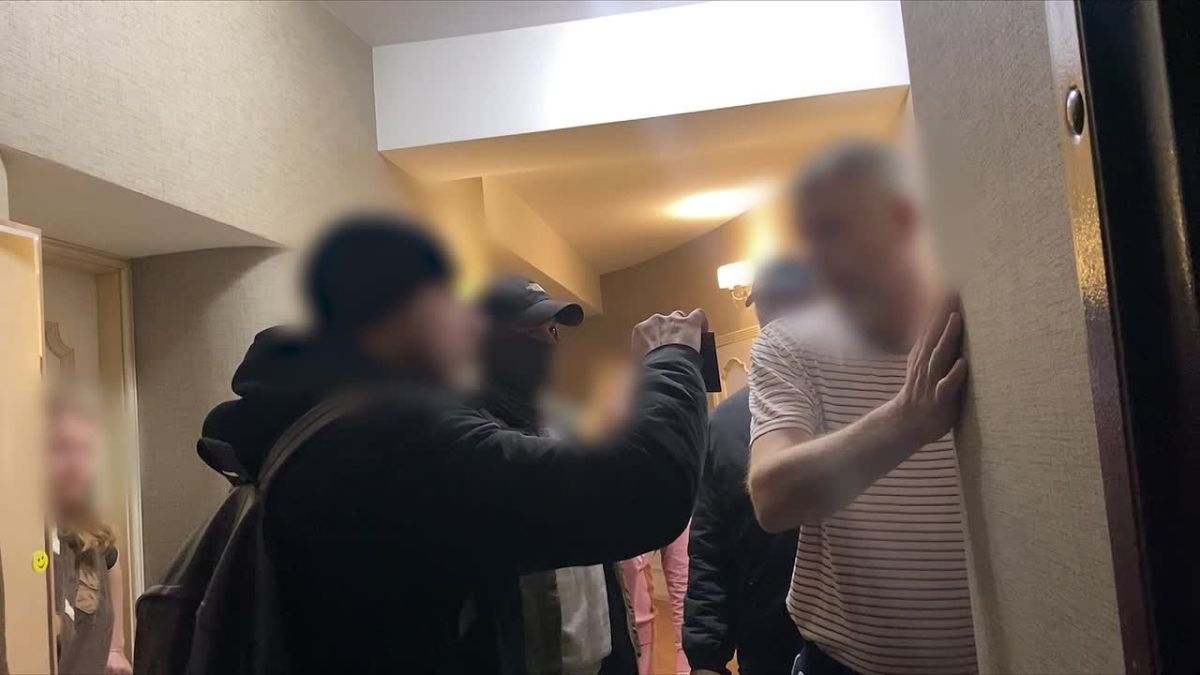 Кадры задержания севастопольца, обвиняемого в организации контрабандных поставок вооружения и техники на Украину